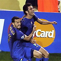 Фабио Гроссо (справа) - один из красивейших голов чемпионата. Дзамбротта лишь попал в перекладину