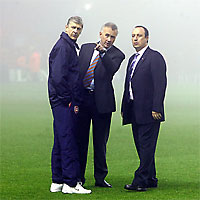 Арсен Венгер, Рафа Бенитес и Рик Пэрри (chief executive) беседуют на предмет отмены матча Кубка Лиги из-за тумана