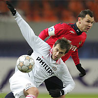 Сергей Игнашевич (ЦСКА) и Данко Лозович (ПСВ) в матче Лиги чемпионов в Москве