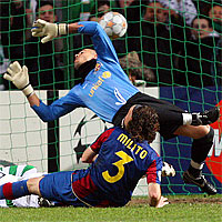 Виктор Вальдес (Барселона) пропускает мяч от Венегора Хесселинка в матче Лиги чемпионов