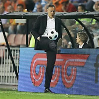 Марко ван Бастен, главный тренер сборной Голландии, в товарищеском матче с Данией