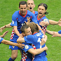 Лука Модрич с партнерами по сборной Хорватии празднует гол в ворота сборной Австрии