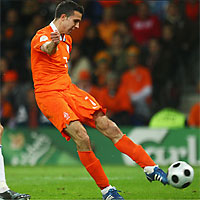 Форвард сборной Голландии Робин ван Перси забивает второй гол в матче с Румынией. Слева – нога Габриэля Тамаша