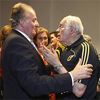Главный тренер сборной Испании Луис Арагонес и король Испании Хуан Карлос