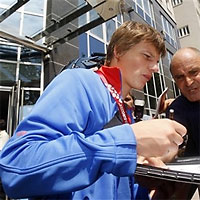 Примерно так Андрей Аршавин подпишет новый контракт. Вот только с каким клубом?