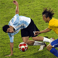 Анхель Ди Мария, возможно, будет играть за миланский Интер. На фото - фрагмент матча пекинской Олимпиады с бразильцами (справа - Рафинья)