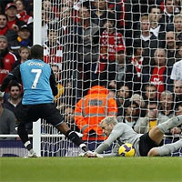 Эшли Янг (Астон Вилла) не забивает пенальти в ворота Мануэля Альмунии (Арсенал) в матче английской Премьер-Лиги
