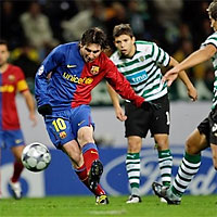 Лионель Месси (Барселона) забивает третий гол в ворота лиссабонского Спортинга в матче Лиги чемпионов