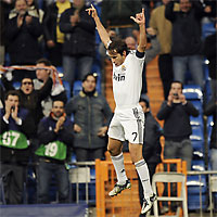 Рауль (Реал Мадрид) празднует забитый мяч в ворота Зенита в матче Лиги чемпионов