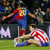 Даниэль Алвеш (Барселона) забивает третий гол в ворота Спортинга