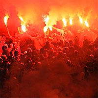 Фаны Галатасарая отмечают победу своей команды в Стамбуле над Бордо в 1/16 Кубка УЕФА