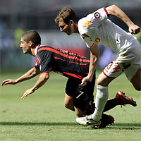 Единоборство Пато (Милан, слева) и Марко Мотты (Рома) в матче чемпионата Италии