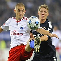 Младен Петрич (Гамбург) и Бастиан Швайнштайгер (Бавария) в матче 7-го тура Бундеслиги