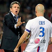 Клод Пуэль и Крис (Лион) в матче чемпионата Франции с Бордо