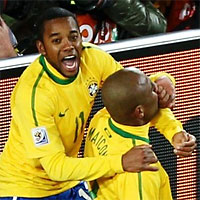 Робинью и Майкон (Бразилия) рады голу последнего в матче с КНДР