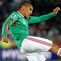 Карлос Салсидо (Мексика) в матче чемпионата мира с Францией