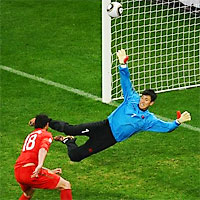 Уго Алмейда (Португалия) забивает гол в ворота КНДР на чемпионате мира 2010 в ЮАР