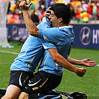 Луис Суарес (справа) и Эдисон Кавани (оба Уругвай) в матче 1/8 финала с Ганой