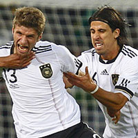 Подольски и Хедира (Германия) в матче чемпионата мира 2010 со сборной Англии