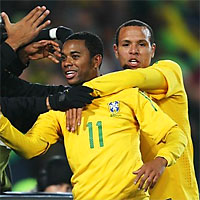 Бразильцы Робинью (слева) и Луиш Фабиану получают поздравления в матче 1/8 финала ЧМ с Чили