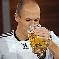 Арьен Роббен в форме сборной Германии пьет пиво