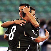 Кристиан Ледесма (справа) и Эрнанес (оба – Лацио) в матче Серии А против Бари