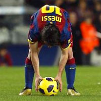 Лионель Месси (Барселона) устанавливает мяч в матче Примеры против Севильи