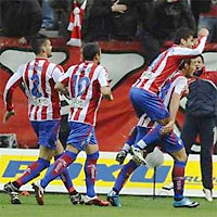 Хихонский Спортинг во главе с Барралом празднует гол в ворота Барселоны