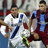 Лусио (Интер, слева) и Бурак Йылмаз (Трабзонспор) в матче Лиги чемпионов