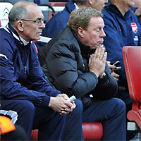 Харри Реднапп, главный тренер Тоттенхэма, со своим помощником Джо Джорданом наблюдает за матчей «шпор» против Арсенала