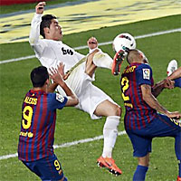 Криштиану Роналду (Реал Мадрид) забил гол Барселоне
