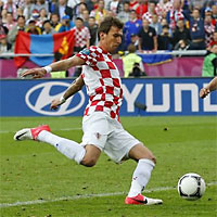 Хорват Марио Манджукич забивает гол в ворота Италии