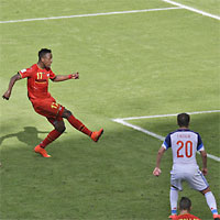 Дивок Ориги (Бельгия) забивает победный гол в ворота России