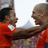 Мемфис Депай (слева) и Арьен Роббен (оба – Голландия) в матче против Чили