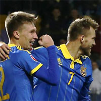 Сергей Сидорчук (слева) и Андрей Ярмоленко (оба – Украина) празднуют победу над сборной Беларуси