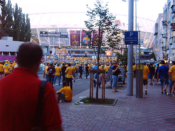 Толпа у стадиона